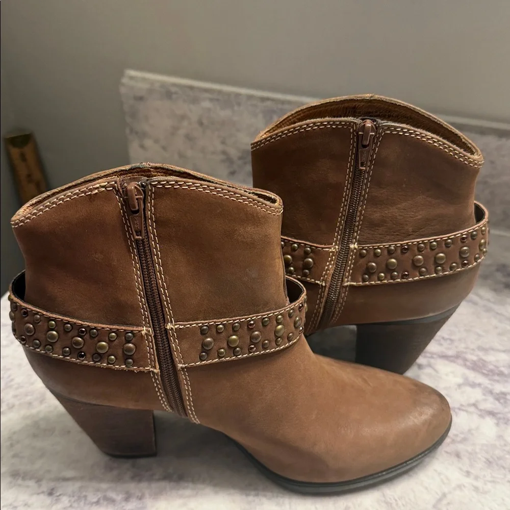 Sofft Women's Brown Studded Leather Ankle Boots size 7